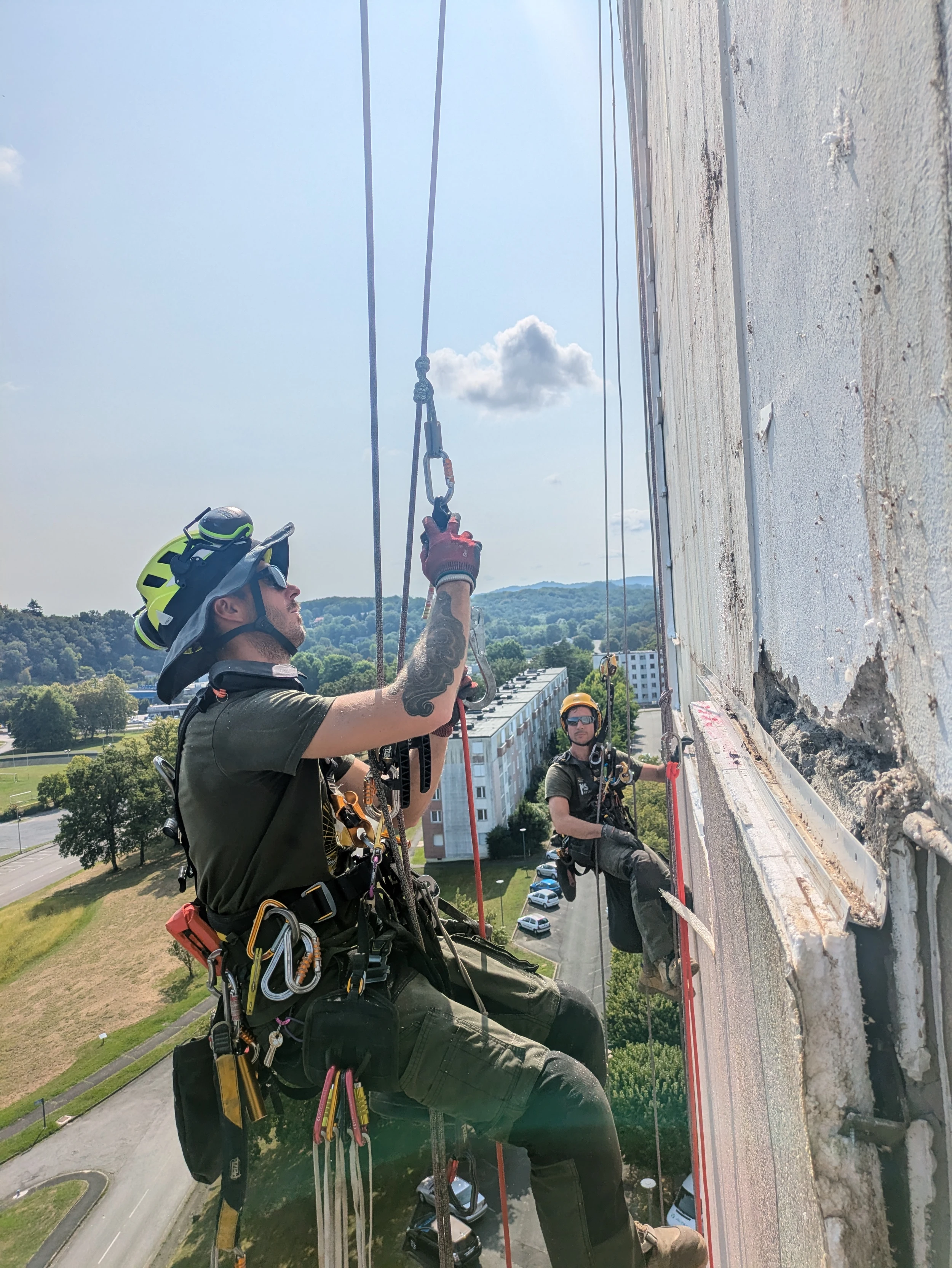 Dépose d’isolant en façade sur une tour R+12 à Mourenx